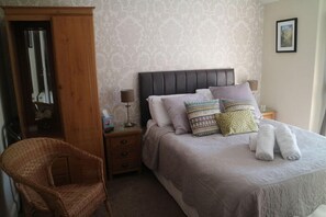 Double Room | Iron/ironing board, free WiFi, bed sheets - GLYN AFON GUESTHOUSE (Caernarfon)