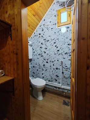 Basic Cabin, 1 Bedroom, Mountain View (Double room) | Bathroom