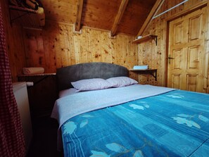 Basic Cabin, 1 Bedroom, Mountain View (Double room) | Living area