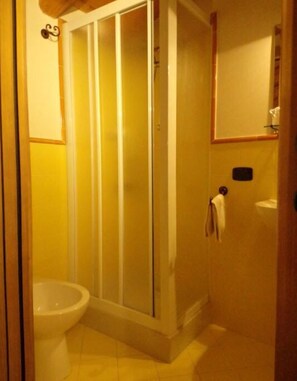 Douche, serviettes fournies