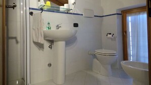A bathroom with a pedestal sink, toilet, and bathtub. - Agriturismo & Locanda Corte Marani (Badia Calavena)