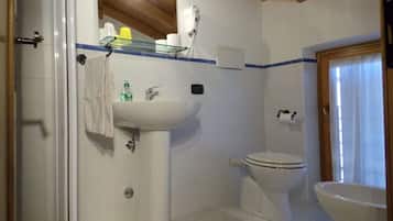 Superior Double or Twin Room | Bilik Mandi | Pancuran mandi, tuala disediakan