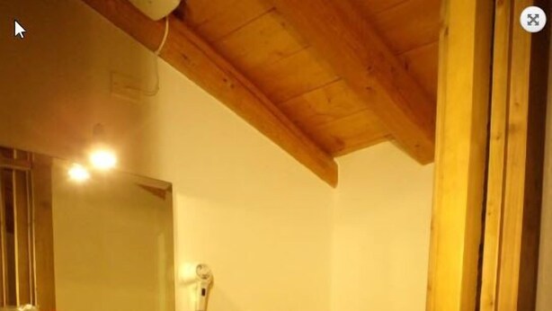 Ein Badezimmer mit Waschbecken, Toilette und Spiegel.