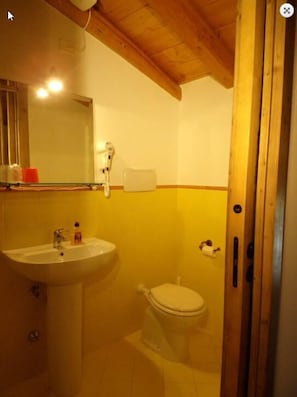Ein Badezimmer mit Waschbecken, Toilette und Spiegel.