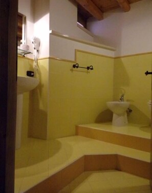 Shower, towels - Agriturismo & Locanda Corte Marani (Badia Calavena)