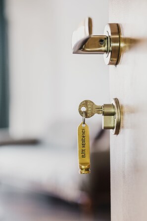 Une serrure de porte en laiton, avec une clé et un trou de serrure.