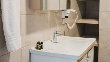 Regadera, amenidades de baño gratuitas, secadora de cabello, pantuflas