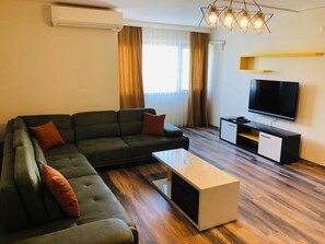 Appartamento, 1 camera da letto | Area soggiorno | Smart TV 49 pollici con canali satellitari, TV