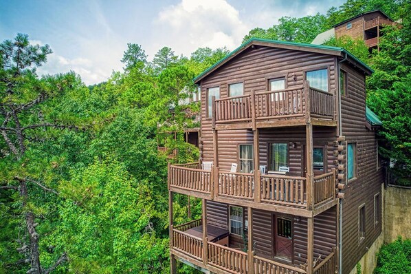 Exterior - All About The View, Spacious Mountain Getaway, Perfect for Families & Groups (Sevierville)