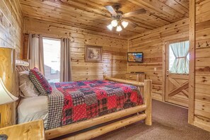4 bedrooms, iron/ironing board, free WiFi, bed sheets - All About The View, Spacious Mountain Getaway, Perfect for Families & Groups (Sevierville)