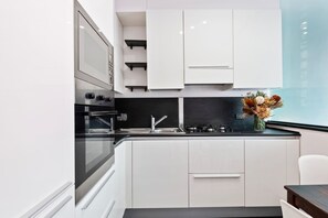 Refrigerador, microondas, horno y parrilla de estufa 