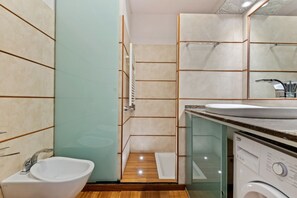 Dusche, Bidet, Handtücher