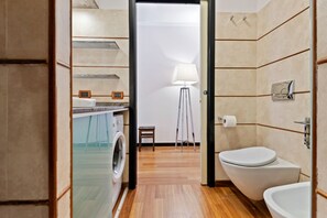 Regadera, bidet, toallas 