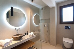 Duplex familial | Salle de bain | Douche, douche cascade, séchoir à cheveux, serviettes fournies