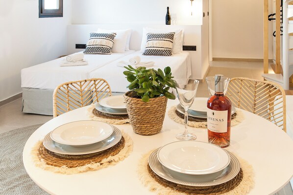 Refrigerador con freezer, placa de cocina, tostadora, horno eléctrico