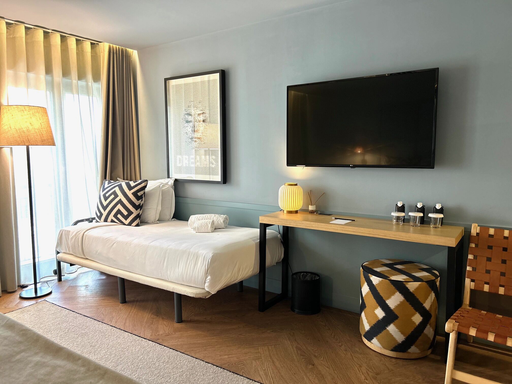 Eenvoudige driepersoonskamer | Een minibar, een kluis op de kamer, individueel gedecoreerd