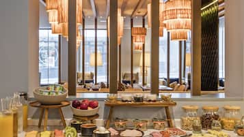 Bữa sáng buffet hàng ngày (14 EUR/mỗi người)