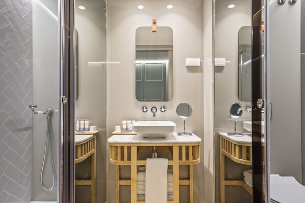 A modern bathroom with a glass shower enclosure, a vanity with a sink, and a mirror. - Pur Oporto Boutique Hotel by Actahotels (Porto)