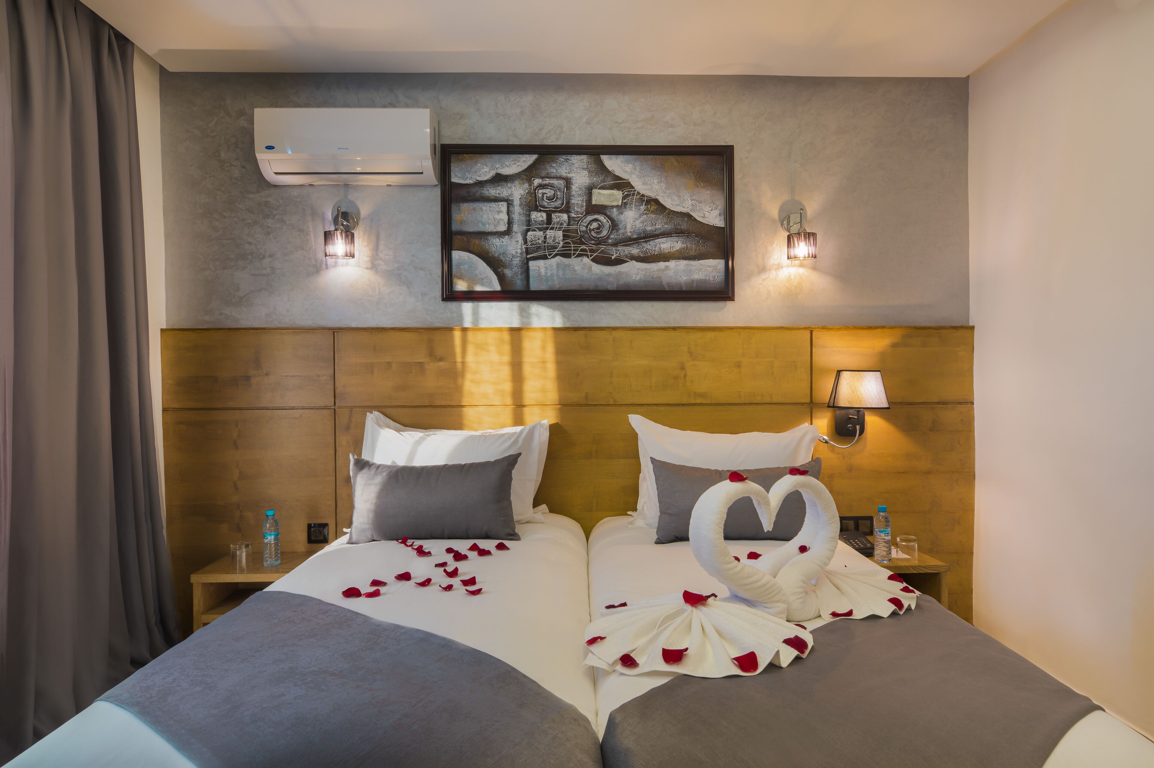 single room | minibar, in-room safe, desk, laptop workspace