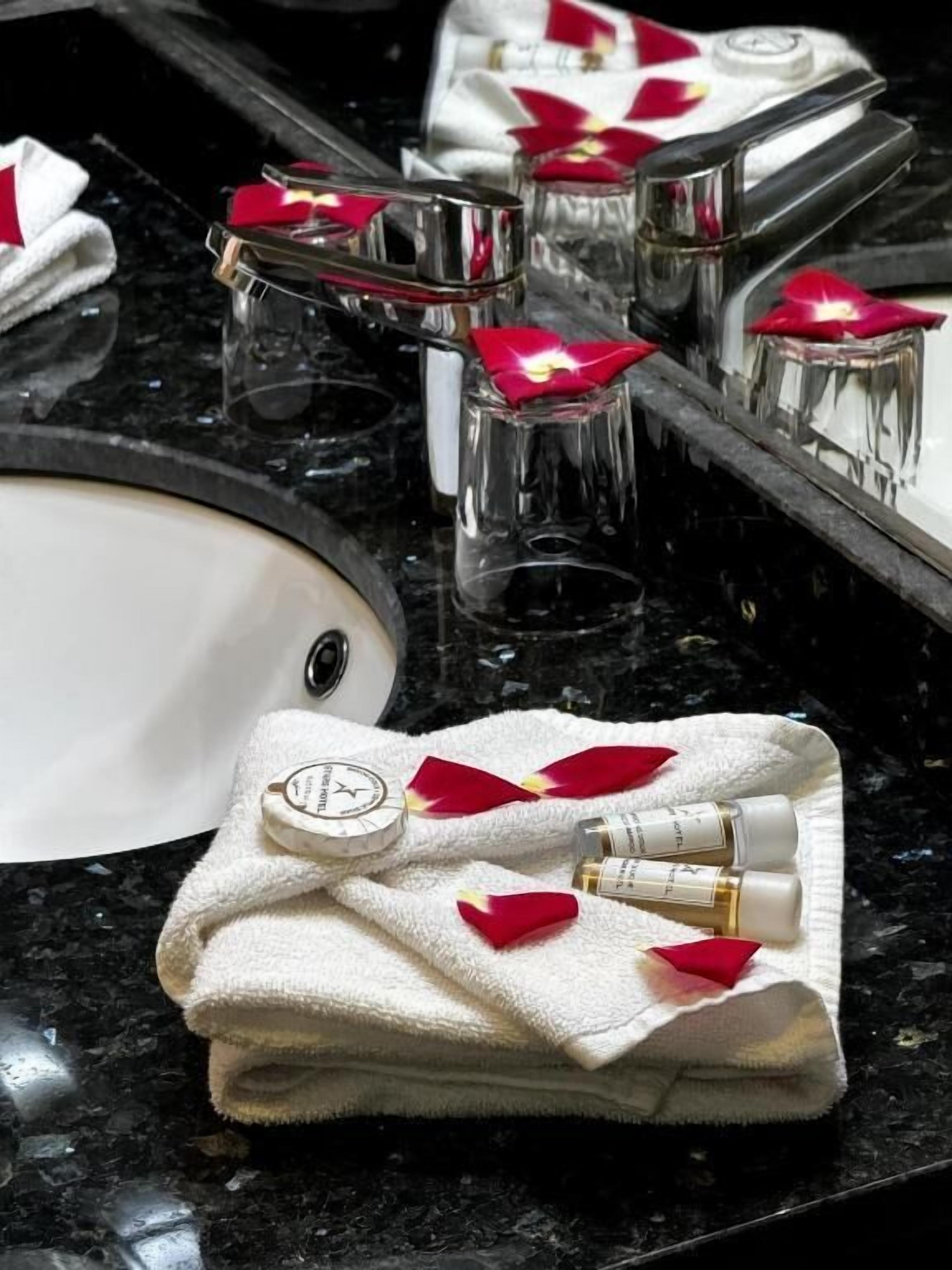 deluxe room | minibar, in-room safe, desk, laptop workspace