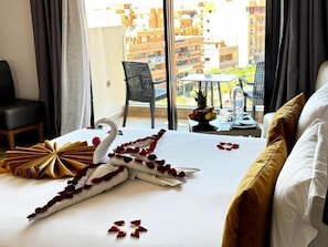 Chambre Deluxe | Minibar, coffres-forts dans les chambres, bureau