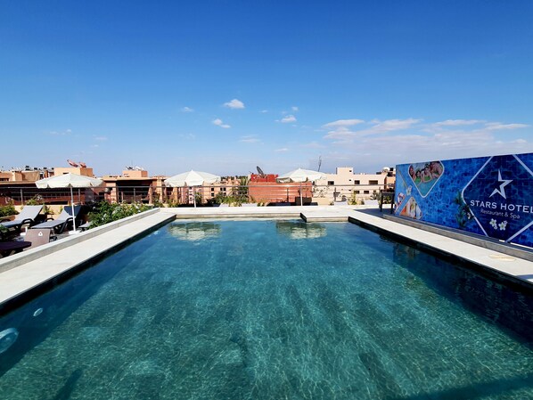 Innenpool, Außenpool, Sonnenschirme, Liegestühle