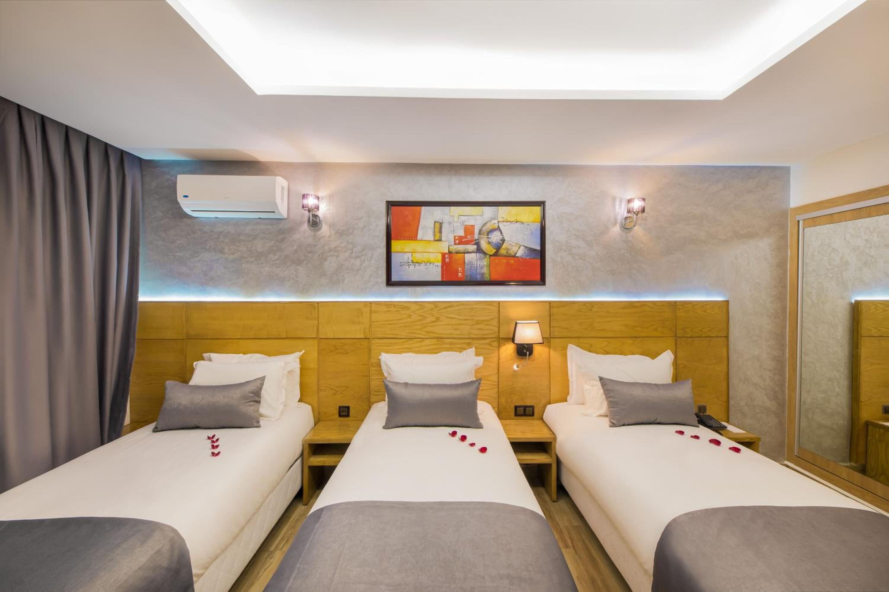 triple room | minibar, in-room safe, desk, laptop workspace