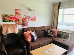 Smart-TV, Bücher, Stereoanlage