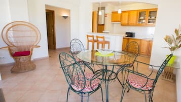 Apartament, 1 dormitori | Zona de menjador de l'habitació