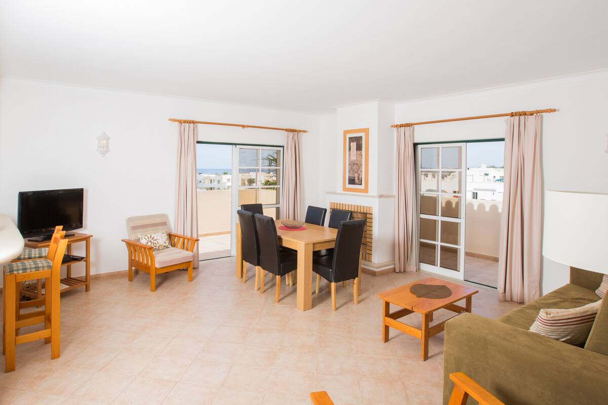 Apartment, 2 Schlafzimmer, Meerblick | Wohnbereich | Flachbildfernseher