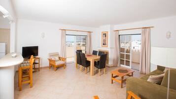 Departamento, 2 habitaciones, vista al mar | Área de sala de estar | Televisión de pantalla plana