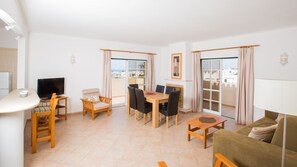 公寓, 2 间卧室, 海景 | 起居区 | 平板电视