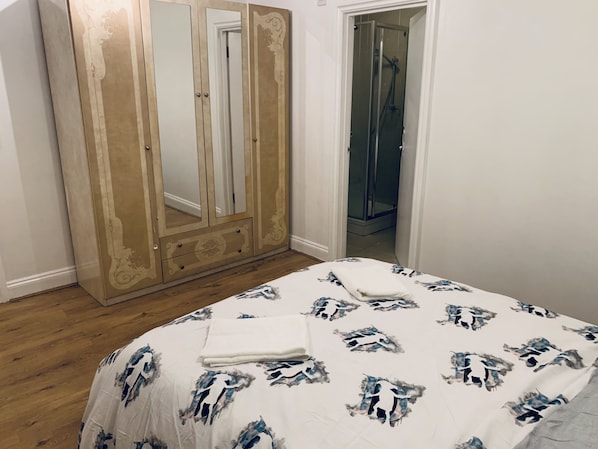 Apartment | 2 Schlafzimmer, Bügeleisen/Bügelbrett, kostenloses WLAN, Bettwäsche