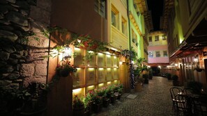 Vista frontal de la propiedad por la tarde o noche