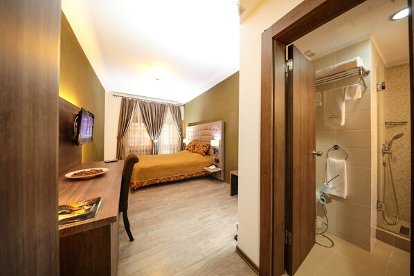 Luxury Room | Minibar, desk, soundproofing, free WiFi