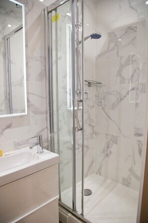 Dusj, hårføner, håndklær og såpe