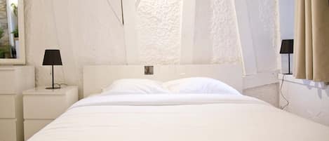1 quarto, escrivaninha, ferros/tábuas de passar roupa, Wi-Fi de cortesia