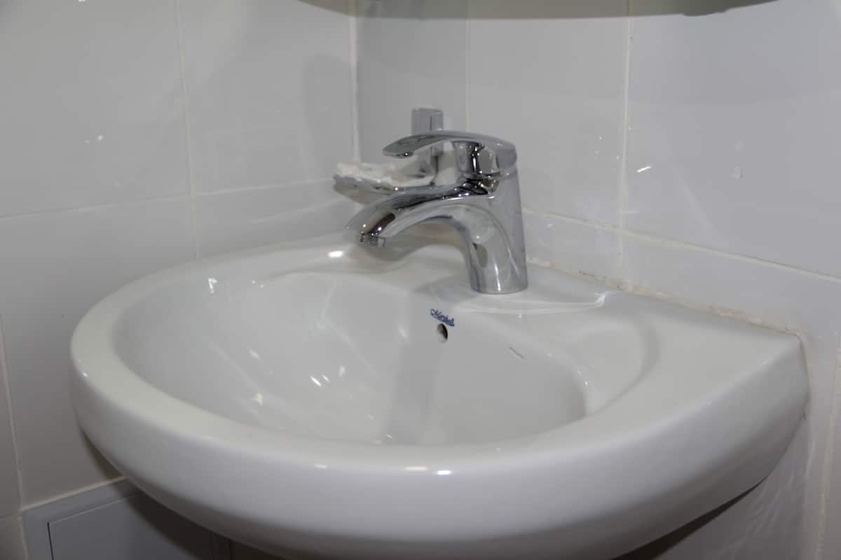 Twin Room, Private Bathroom | Bathroom sink