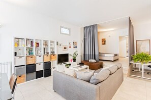 Flat-screen TV - GuestHost - Large and bright 90sqm open space, with independent entrance, garden and private parking, located on the ground floor of a villa in the north area of Catania, just 15 minutes by car from the historic center.The apartment is equipped with all  (Catania)