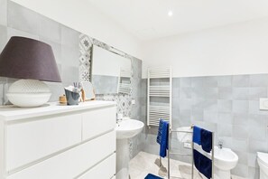 Douche, sèche-cheveux, bidet