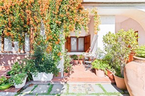 Exterior - Large and bright 90sqm open space, with independent entrance, garden and private parking, located on the ground floor of a villa in the north area of Catania, just 15 minutes by car from the historic center.The apartment is equipped with all comforts, in (Catania)