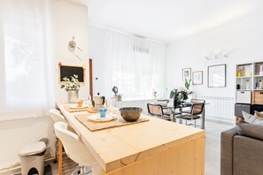 Dining - GuestHost - Large and bright 90sqm open space, with independent entrance, garden and private parking, located on the ground floor of a villa in the north area of Catania, just 15 minutes by car from the historic center.The apartment is equipped with all  (Catania)