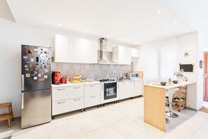 Microwave, oven, stovetop, dishwasher - GuestHost - Large and bright 90sqm open space, with independent entrance, garden and private parking, located on the ground floor of a villa in the north area of Catania, just 15 minutes by car from the historic center.The apartment is equipped with all  (Catania)