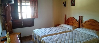 DOUBLE ROOM Nº 8. SHARED KITCHEN