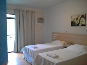 Minibar, caja de seguridad en la habitación, wifi gratis y ropa de cama