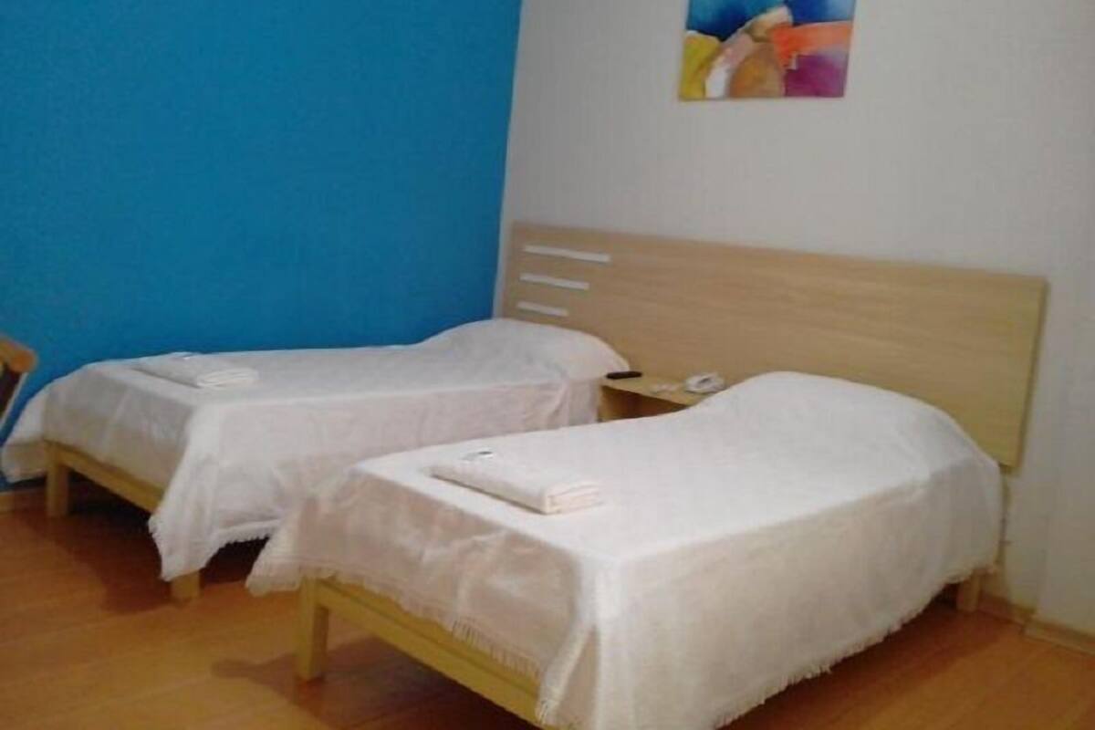 Minibar, caja de seguridad en la habitación, wifi gratis y ropa de cama