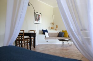 Camera Deluxe, vista giardino, lato giardino | Biancheria da letto di alta qualità, minibar, una cassaforte in camera