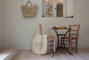 Phòng đôi tiện nghi đơn giản | Khu phòng khách