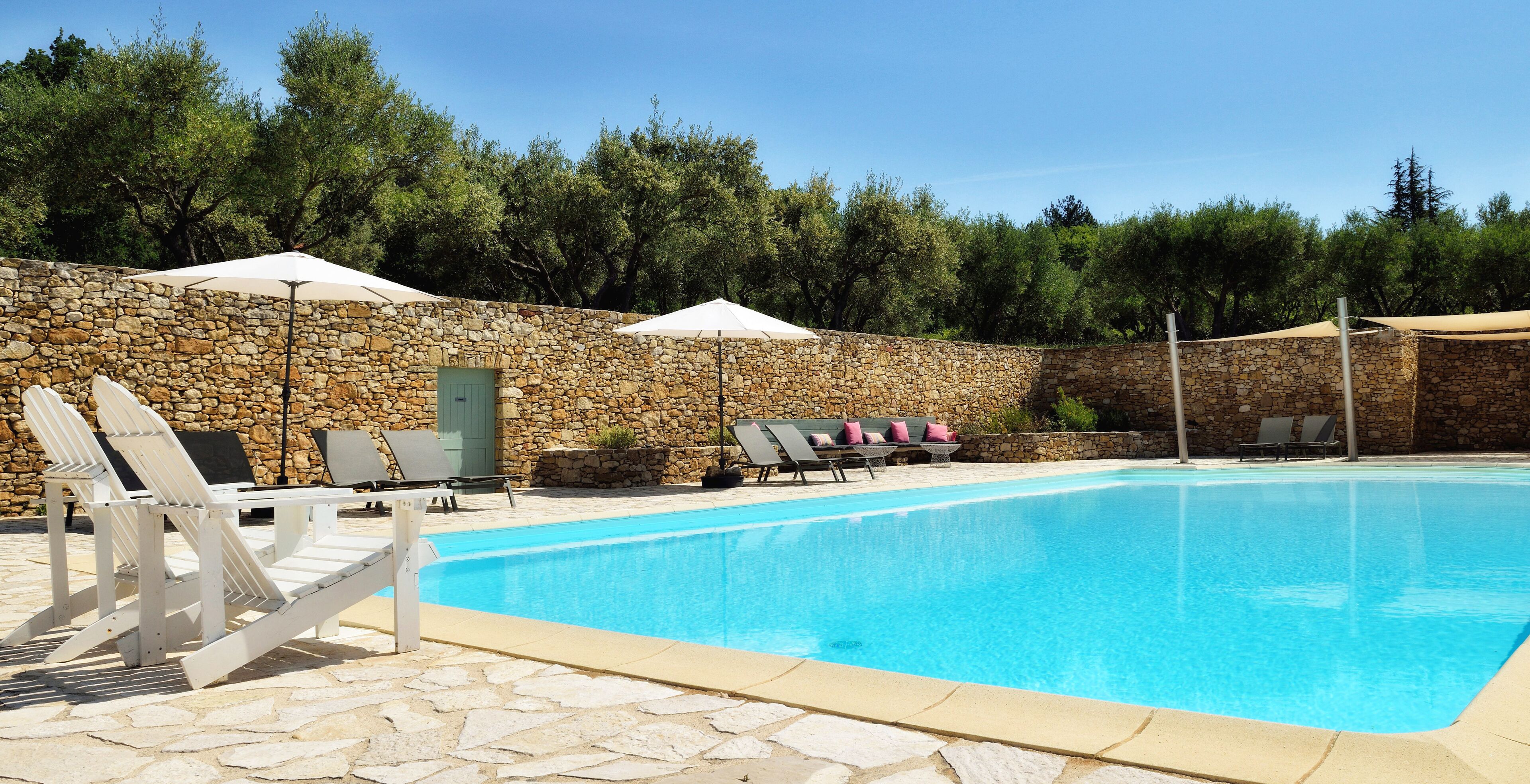 Hồ bơi ngoài trời phục vụ theo mùa, dù/ô trên bãi biển/hồ bơi 