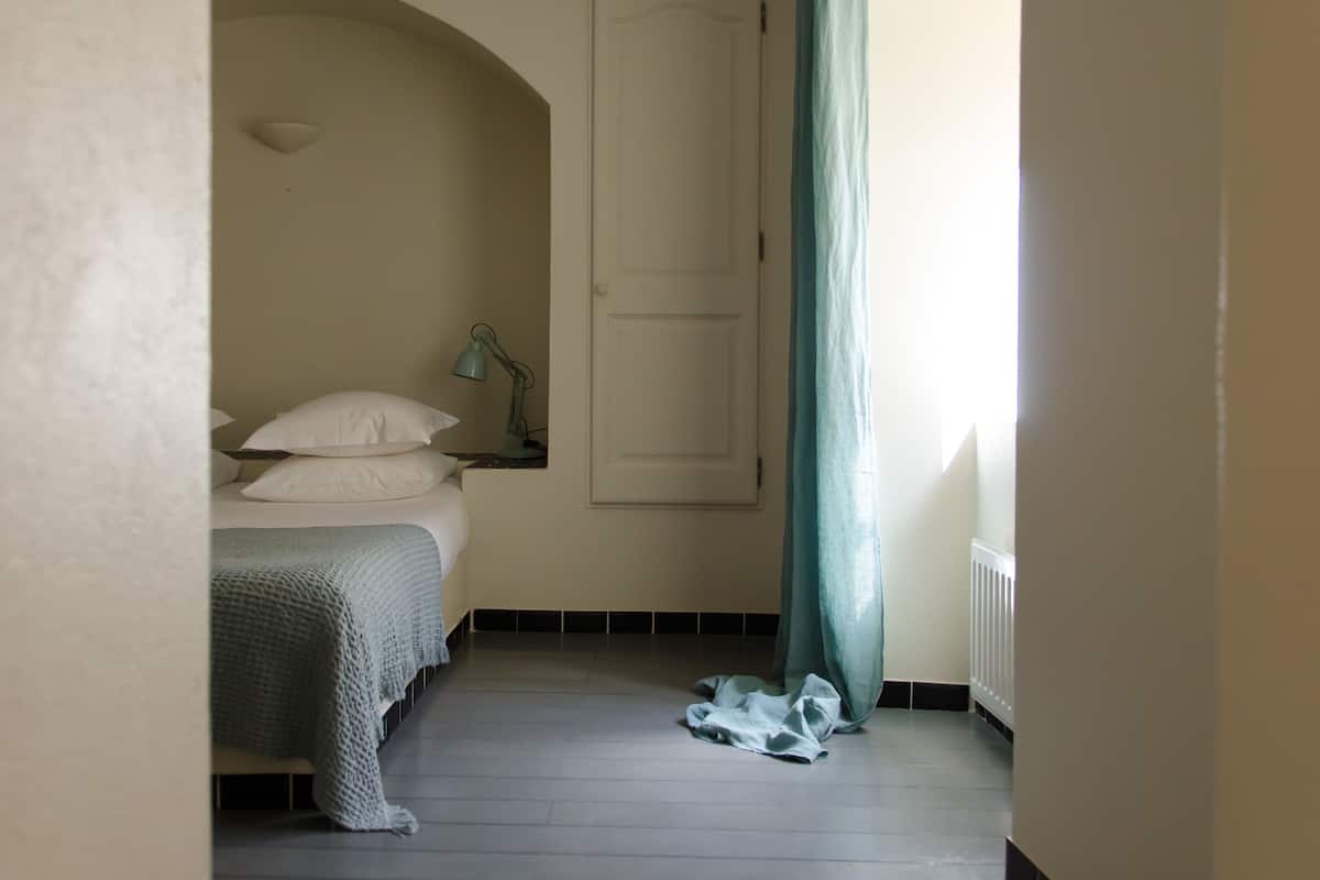 Familie appartement | Luxe beddengoed, een minibar, een kluis op de kamer